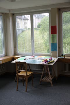 Spiel mit drinnen und draussen: der Atelierplatz. (Bild: Reto Voneschen - 18. Juni 2016)