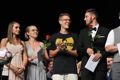 Zufriedene Gesichter bei den Berufsmaturanden.