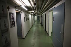 Korridor mit Leitungen im Keller der Liegenschaft Haggenstrasse 45. (Bild: Reto Voneschen - 18. Juni 2016)