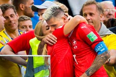 Lara Gut umarmt nach dem Match ihren Valon Behrami. (Bild: Laurent Gilliéron / Keystone)