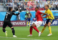 Yann Sommer (links) ist vor Viktor Claesson (rechts) am Ball, der von Manuel Akanji geblockt wird. (Bild: Georgi Licovski / EPA)