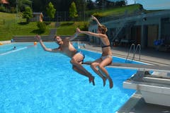 Rehetobel Maja Wirkus und Eric Pries, wohnhaft in Warschau, sind derzeit in den Ferien im Appenzellerland. «Wir geniessen das schöne Wetter und die heissen Temperaturen hier in der Badi. Bereits den zweiten Tag in Folge sind wir hier.» (Bild: Martin Schneider)