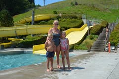 Teufen Susanne Meier ist häufig mit ihren Kindern Lisa und Luca im Freibad von Teufen anzutreffen. «Es ist einfach eine schöne Badi, und die Nähe zu unserem Wohnort passt super. Die Kinder haben Freude an den lässigen Rutschbahnen.» (Bild: Martin Schneider)
