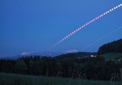 Gähwil: Mondfinsternis mit Mars und Wetterleuchten (Bild: Andreas Ricklin)
