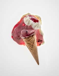 Teil 2: Ein schmelzendes Erdbeer-Cornet. (Bild:Benjamin Manser und Michel Canonica)