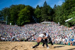 Philipp Gloggner und Matthias Aeschbacher, von links, waehrend dem ersten Gang beim 125 traditionellen Bruenigschwinget am Sonntag, 29. Juli 2018, auf dem Bruenig. (KEYSTONE/Alexandra Wey)