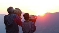 Auf der Alp Obsaum wird der Alpsegen von Älpler Toni Herger und Grosskind Jan Herger im Duett gerufen - passend zur herrlichen Abenstimmung. (Bild: Stefanie Arm, Unterschächen, 18. Juli 2018)