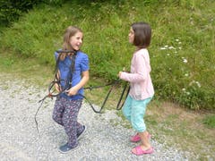 Die Zügelhaltung soll gelernt sein. Das wissen auch Livia und Anais im Reitferiencamp mit Maultieren. (Lagerbild: Neeltje van den Ham Bölsterli, Chanzelberg 28. Juli 2018)