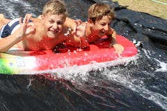 Silvan (links) und Gian von der Jubla Hasle auf der Wasserrutsche. (Lagerbild: Luisa Böbner, Sedrun 29. Juli 2018)