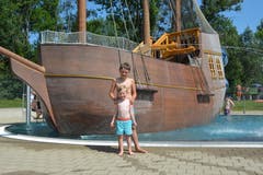 Appenzell Die Brüder Noah und Morice Keller aus Meistersrüte zieht es zum Planschen ins Freibad Appenzell. «Viele Freunde von uns sind jeweils hier, mit denen wir spielen können. In der Badi gibt es einen Spielplatz und ein cooles Sprungbrett.» (Bild: Martin Schneider)