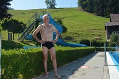 Walzenhausen Eugen Rohner fährt jeweils zusammen mit seiner Frau von Goldach hinauf nach Walzenhausen, und das seit 52 Jahren. «Es ist hier einfach ruhiger als am See. Früher kannten wir die Bademeisterin, wohl auch ein Grund für unsere häufigen Besuche.» (Bild: Martin Schneider)