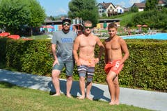 Waldstatt Das Kollegentrio Erich Sutter, Pascal Knöpfel und Fabio Diesterbeck aus Urnäsch ist jeweils in Waldstatt anzutreffen. «Wir kamen bereits als Kinder hierher. Zuerst mit unseren Müttern, später mit dem Velo und dem Töffli und nun mit dem Auto.» (Bild: Martin Schneider)