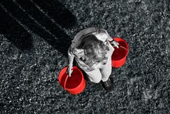 Grosser Einsatz gegen die grosse Trockenheit in Aadorf.¨(Bild: Mirjam Dentler)