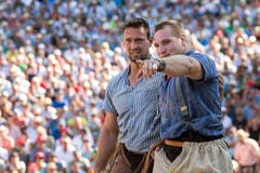 Kilian Wenger und Joel Wicki, von links, nach dem gestellten Schlussgang. (KEYSTONE/Alexandra Wey)