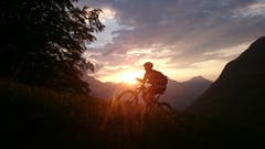Auf dem Bild geniesst ein Mitglied des Turnvereins Bürglen den Sonnenuntergang hinter dem Schartihöreli. (Bild: Markus Baumgartner, Haldi, 24. Juli 2018)