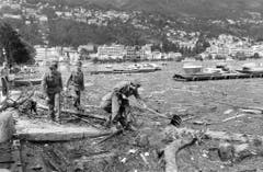 Soldaten befreien nach den starken Unwettern das Seeufer in Locarno vom Schwemmholz (Bild: Karl Mathis / Keystone, 9. August 1978).