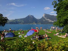 Wunderbare Badekukulisse bei Faulensee am Thunersee. (Bild: Josef Müller)