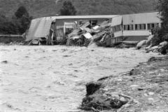 In Locarno wurden ganze Industriegebäude von den Wassermassen mitgerissen oder teils schwer beschädigt. (Bild: Karl Mathis / Keystone, 9. August 1978)