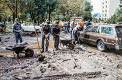 Soldaten räumen nach dem Unwetter in Locarno auf. (Bild: Karl Mathis / Keystone, 9. August 1978)