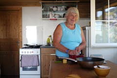 Babette Bühler bereitet den Zmittag vor.