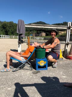 Haarewaschen hilft bei dieser Hitze im Reitlager Hanny-Fee in Schwarzenberg. (Marina)