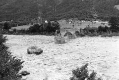 Im Maggiatal führte die Maggia Hochwasser und schwemmte grosse Teile der Bogenbrücke bei der Ortschaft Aurigeno weg. (Bild: Karl Mathis / Keystone, 9. August 1978)