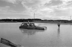 Bei Horgenbach in der Nähe von Frauenfeld treibt ein Auto in den Wassermassen (Bild: Keystone, 9. August 1978).