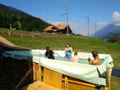 Selbstgebauter Pool im Pfarreilager Kerns in Därstetten. (Joel von Rotz)