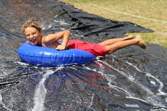 Jubla Hasle in Sedrun sucht Abkühlung auf der Wasserrutsche. (Luisa Böbner)