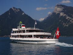 Das Schiff Bubenberg verlässt gerade die Station Faulensee am Thunersee. (Bild: Josef Müller)