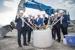 Der grosse Moment: Spatenstich mit HRS-CEO Martin Kull, Regierungsrat Benedikt Würth, Markus Sauerbruch, Leiter Stadler-Division Schweiz, Peter Spuhler, Stadler-Verwaltungsratspräsident, Thorsten Eberle, Hiag, Regierungsrat Martin Klöti, Reto Friedauer, Gemeindepräsident St.Margrethen, Roland Eberle, Thurgauer Ständerat, (von links).