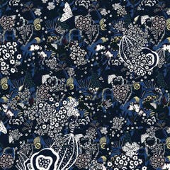 Dem Raum Tiefe verleihen: Sie zeichnet Fantasiewälder in allen Facetten. Und mag es organisch, floral, verspielt, wild wuchernd. (Bild: Annina Arter)