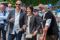Bundesrat Alain Berset, links, und Bundesraetin Doris Leuthard, rechts, beim geselligen Zusammensein mit der Bevoelkerung auf dem Dorfplatz von Saanen, waehrend der Bundesratsreise am Freitag, 8. Juli 2016. Am zweiten Tag der Bundesratsreise besucht die Landesregierung das Saanenland im Berner Oberland. Auf dem Freitagsprogramm steht unter anderem eine einstuendige E-Bike-Tour und ein Apero mit der Bevoelkerung von Saanen BE. (KEYSTONE/Lukas Lehmann)