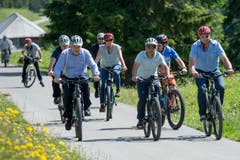 Bundespraesident Johann Schneider-Ammann, vorne links, und Bundeskanzler Walter Thurnherr, 3. von rechts, fahren auf E-Bikes, waehrend der Bundesratsreise am Freitag, 8. Juli 2016 in Ablaendschen im Simmental. Am zweiten Tag der Bundesratsreise besucht die Landesregierung das Saanenland im Berner Oberland. Auf dem Freitagsprogramm steht unter anderem eine einstuendige E-Bike-Tour und ein Apéeo mit der Bevoelkerung von Saanen BE. (KEYSTONE/Lukas Lehmann)