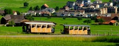 Standseilbahn am Fuss des Stanserhorns unmittelbar nach der Kreuzung (Bild: Sepp Bernasconi)