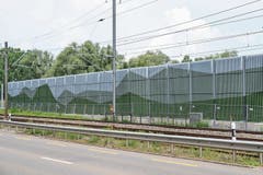 Die Lärmschutzwände sollen sich dank nachempfundener Berglandschaften in die Umgebung einfügen.