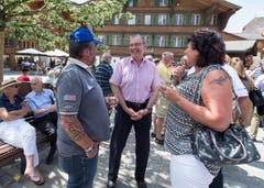 Bundesrat Guy Parmelin, Mitte, unterhaelt sich mit der Bevoelkerung auf dem Dorfplatz von Saanen, waehrend der Bundesratsreise am Freitag, 8. Juli 2016. Am zweiten Tag der Bundesratsreise besucht die Landesregierung das Saanenland im Berner Oberland. Auf dem Freitagsprogramm steht unter anderem eine einstuendige E-Bike-Tour und ein Apero mit der Bevoelkerung von Saanen BE. (KEYSTONE/Lukas Lehmann)