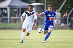 Carlinhos Junior spurtet an Simon Grether vorbei. (Bild: Daniela Frutiger/freshfocus)