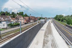 Flüsterbelag und eine absorbierende, bis zu sechs Meter hohe Wand: Rheineck will sich gegen den Autobahnlärm schützen. Bis Ende Jahr dominiert aber noch der Baustellenlärm. (Bilder: Tino Dietsche)