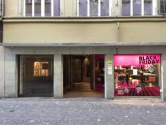 Wir wechseln an die Kapellgasse, genauer die Hausnummer 26. Ein Lokal steht leer, im anderen befindet sich ein Outlet-Store. Und in Zukunft?