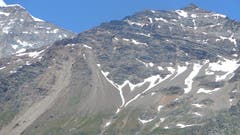 Hier handelt es sich um ein Foto von Prairol aus in Richtung Palugletscher. Nach dem Berninapass in Richtung Valposchiavo GR sieht man den Punto Carale (3429m) mit einem Schneeherz oder Willkommensgruss für das Thal Valposchiavo. (Bild: Bruno Stalder)