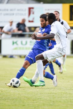 Francisco Rodriguez im Duell mit Assan Cessay. (Bild: Daniela Frutiger/freshfocus)