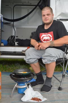 Franz Meier aus Solothurn brät sich Spiegeleier und Speck. (Bild: Mario Testa)