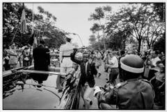 Ein Kongolese entreisst König Baudouin von Belgien den Degen, Leopoldville 1960. (Bild: Archiv Robert Lebeck)