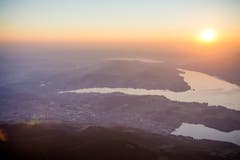 Nach einer Vollmondwanderung auf den Pilatus wurden wir mit einem wunderschönen Sonnenaufgang belohnt. Die ruhige Stimmung bevor die ersten Touristen den Berg stürmen, ist unbeschreiblich. (Bild: Dominik Baumgartner)