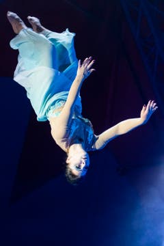 Eine Artistin der russischen Gruppe Troupe Skokov zeigen eine Luftakrobatik auf einer doppelten russischen Schaukel. (Bild: Patrick Hürlimann / Keystone (Neuenburg, 27. Juni 2018))