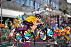 Windrad vom Monatsmarkt in Luzern. Je mehr Wind, desto schneller fährt der Velofahrer. (Bild: Jörg Meier)
