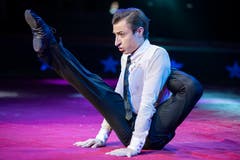 Er verdreht sich in alle Richtungen: Artist Alexandr Batuev (Bild: Patrick Hürlimann / Keystone (Neuenburg, 27. Juni 2018))