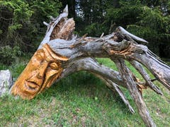 Am Wegrand begrüsst den Wanderer in Serfaus diese Figur. (Bild: Regina Sapin)