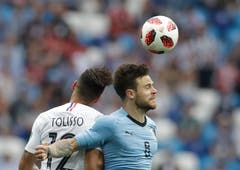 Frankreichs Corentin Tolisso (links) und Uruguays Nahitan Nandez im Kopfball-Duell-(AP Photo/Petr David Josek, Nizhny Novgorod, 6. Juli 2018)